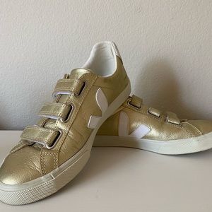 Veja Esplar 3 Lock in Gold and White (39)